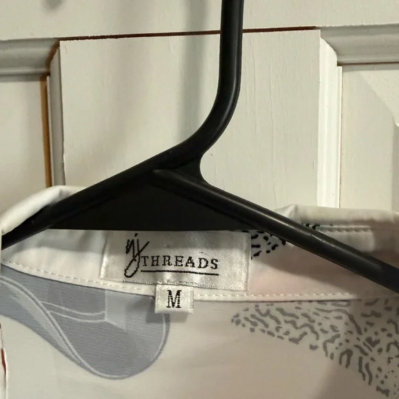 Boutique Women’s White Cowboy Hat Print Button-Down Shirt Medium - Picture 4 of 8